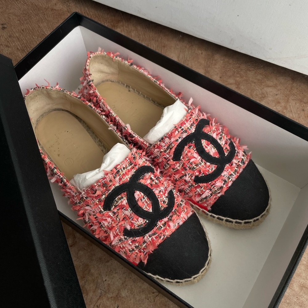 Chanel Res and Black Espadrille Shoes with Iconic Logo